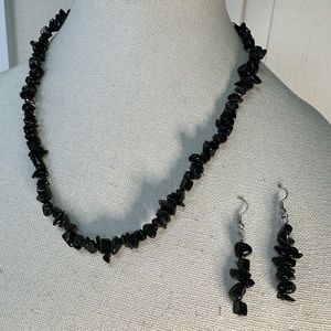 Interesting black polished chip stone necklace earrings set